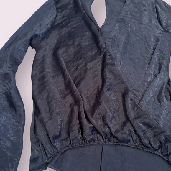 Elegant Women's Sage The Label Navy Blue Deep V Bell Sleeve Blouse Size Medium - Picture 3 of 14